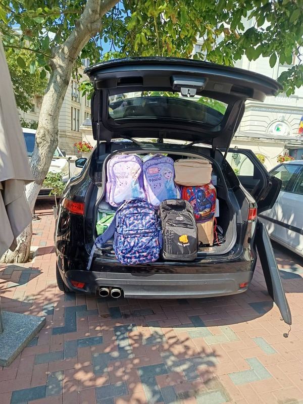 Ghiozdanele pregătite pentru drumul spre Gura Văii – fotografia 3