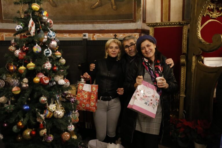 Socializare și recreere – Seară de povești lângă bradul împodobit